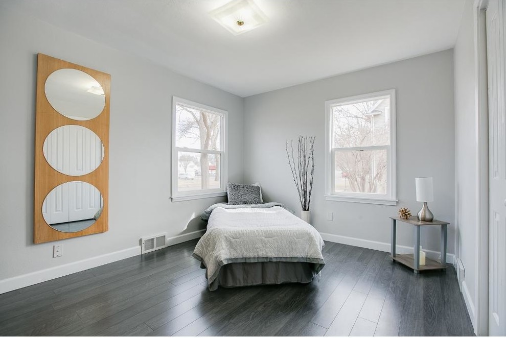 Стильный дизайн: маленькая гостевая спальня (комната для гостей) с серыми стенами и полом из ламината для на участке и в саду - последний тренд