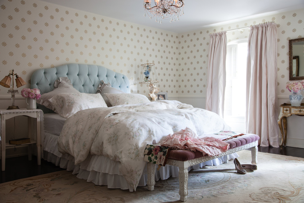 Foto di una camera degli ospiti shabby-chic style con pareti bianche e parquet scuro