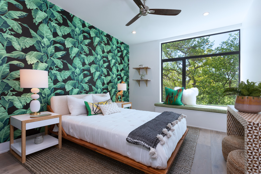 Esempio di una camera da letto contemporanea con pareti multicolore, parquet scuro e pavimento marrone