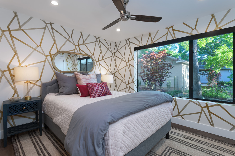Идея дизайна: спальня в современном стиле с разноцветными стенами, темным паркетным полом и коричневым полом