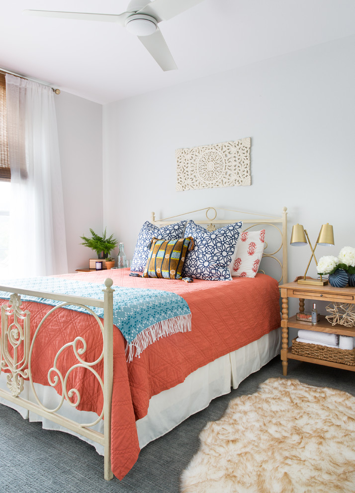 Diseño de dormitorio clásico renovado con paredes blancas, moqueta y suelo gris