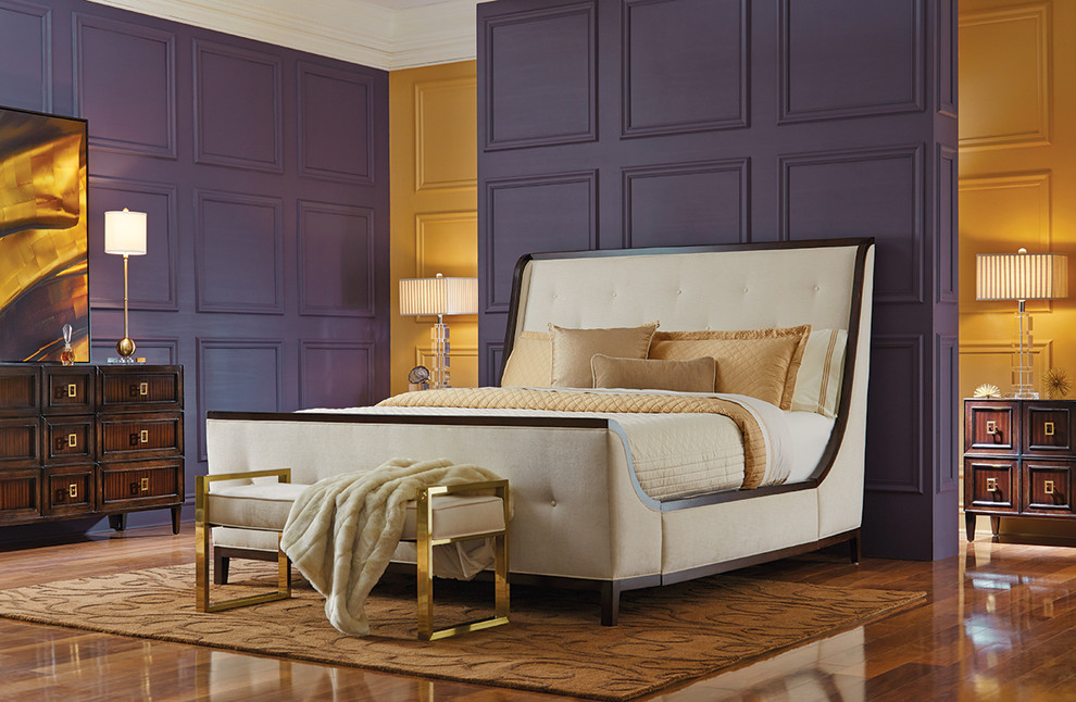 Ejemplo de dormitorio principal moderno sin chimenea con paredes púrpuras y suelo de madera en tonos medios