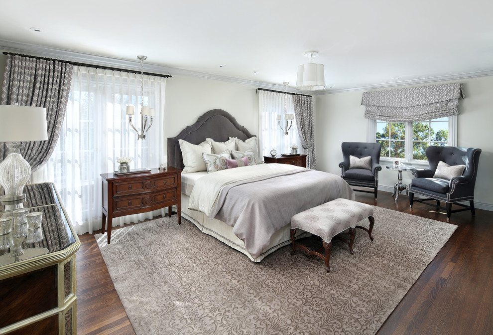 サンフランシスコにある広いトラディショナルスタイルのおしゃれな客用寝室 (白い壁、濃色無垢フローリング) のレイアウト