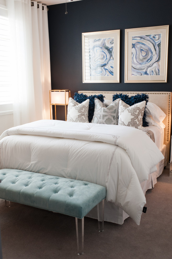 Immagine di una piccola camera degli ospiti contemporanea con pareti blu e moquette