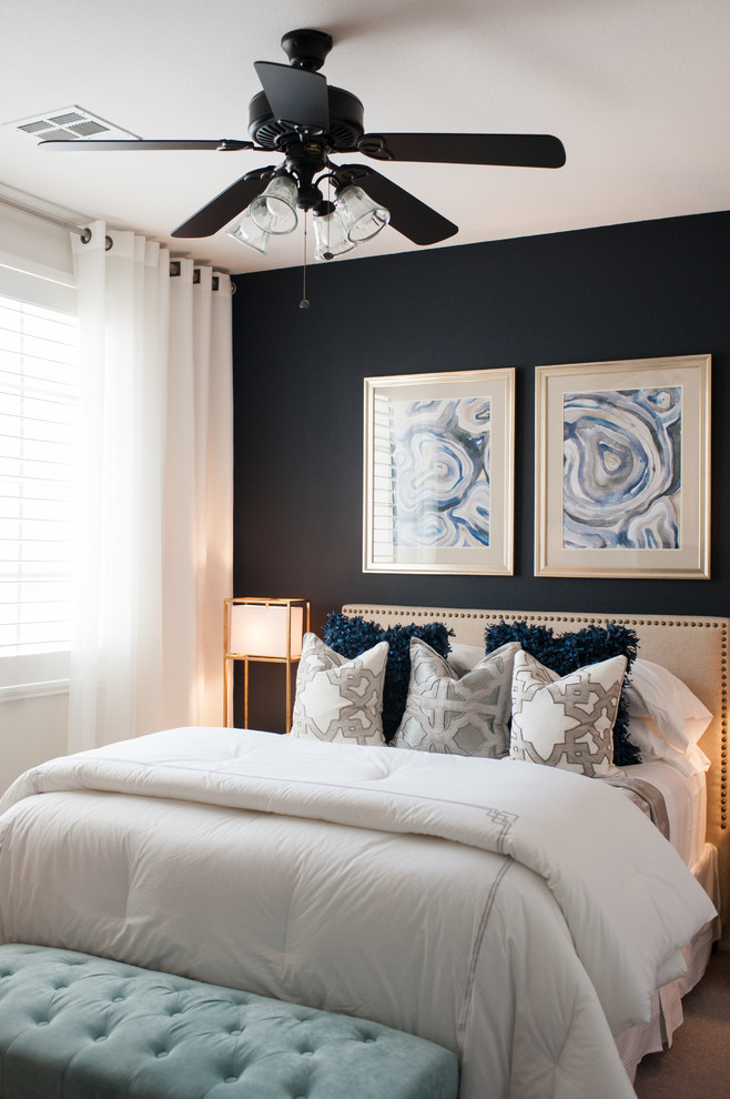 ラスベガスにある小さなトランジショナルスタイルのおしゃれな客用寝室 (青い壁、カーペット敷き) のレイアウト
