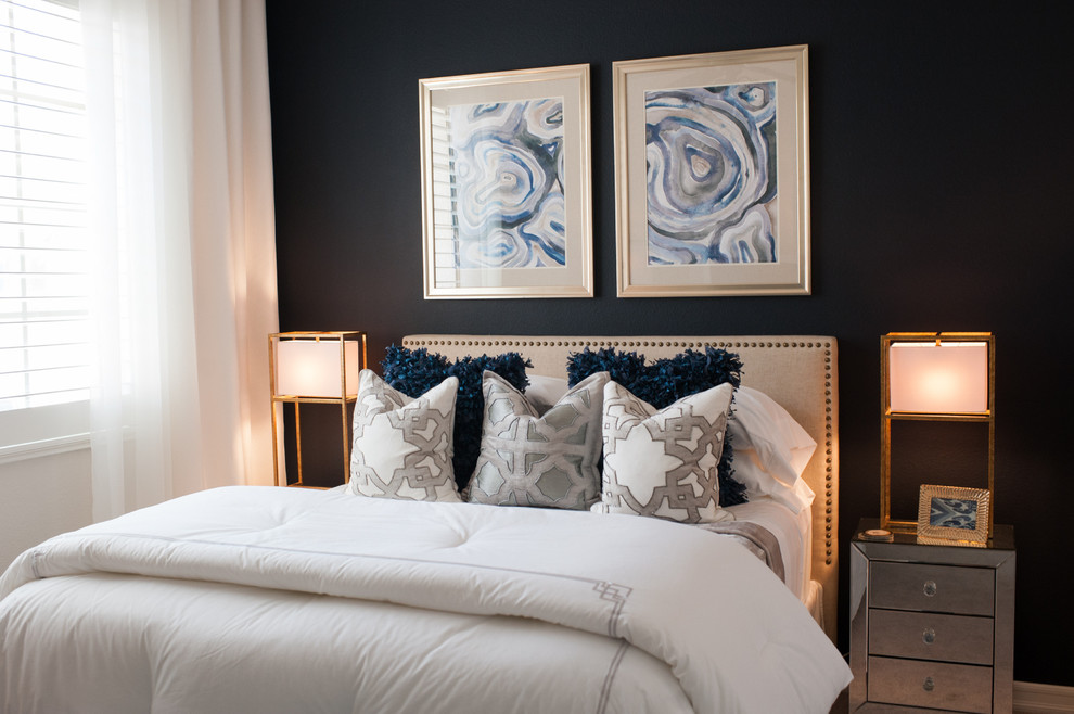 Идея дизайна: маленькая гостевая спальня (комната для гостей) в современном стиле с синими стенами и ковровым покрытием для на участке и в саду