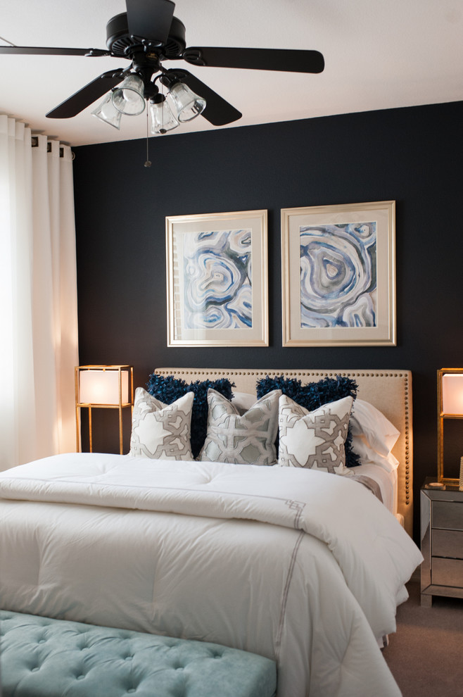 На фото: маленькая гостевая спальня (комната для гостей) в современном стиле с синими стенами и ковровым покрытием для на участке и в саду
