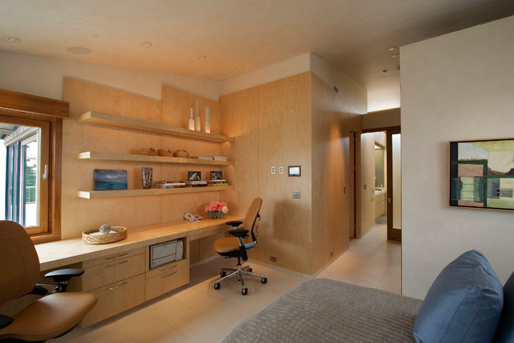 Modelo de dormitorio tipo loft actual grande con paredes beige y suelo de baldosas de porcelana