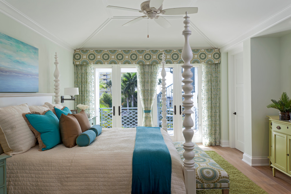 Mittelgroßes Maritimes Hauptschlafzimmer ohne Kamin mit weißer Wandfarbe und braunem Holzboden in Tampa