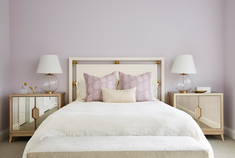 Foto di una camera da letto chic con pareti viola, moquette e pavimento grigio