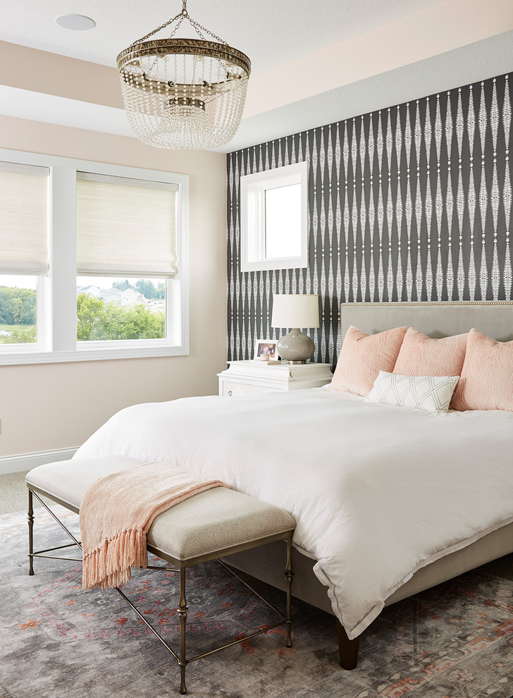 Idéer för vintage sovrum, med rosa väggar, heltäckningsmatta och grått golv
