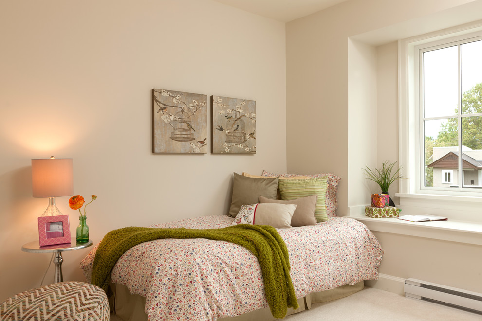 Modelo de habitación de invitados romántica pequeña sin chimenea con paredes beige y moqueta