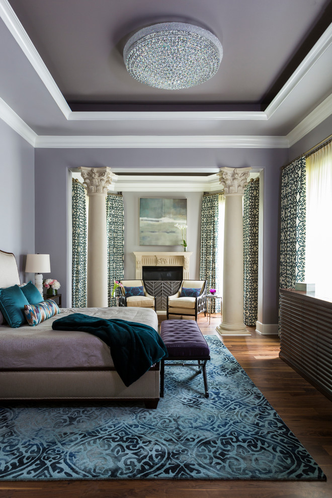 Свежая идея для дизайна: хозяйская спальня в стиле неоклассика (современная классика) с фиолетовыми стенами, паркетным полом среднего тона, стандартным камином и фасадом камина из штукатурки - отличное фото интерьера