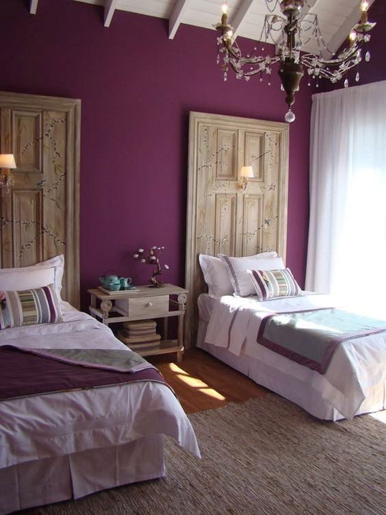 バンクーバーにある中くらいなラスティックスタイルのおしゃれな客用寝室 (ピンクの壁、濃色無垢フローリング、茶色い床) のインテリア