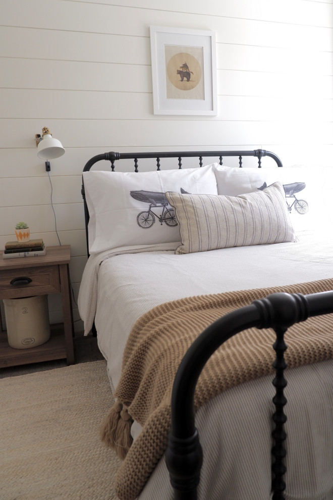 Стильный дизайн: гостевая спальня (комната для гостей) в стиле кантри с белыми стенами, ковровым покрытием и стенами из вагонки - последний тренд