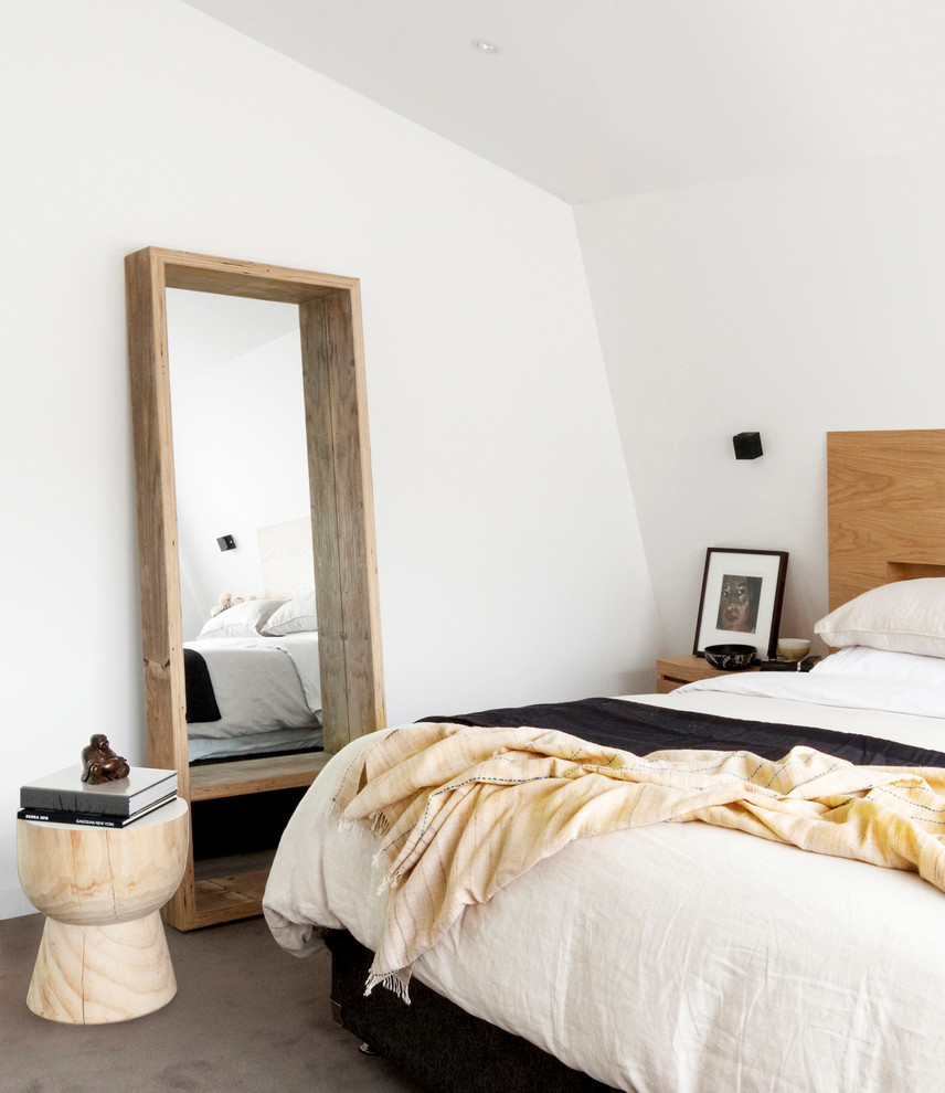 Diseño de dormitorio principal contemporáneo pequeño sin chimenea con paredes blancas, moqueta y suelo gris