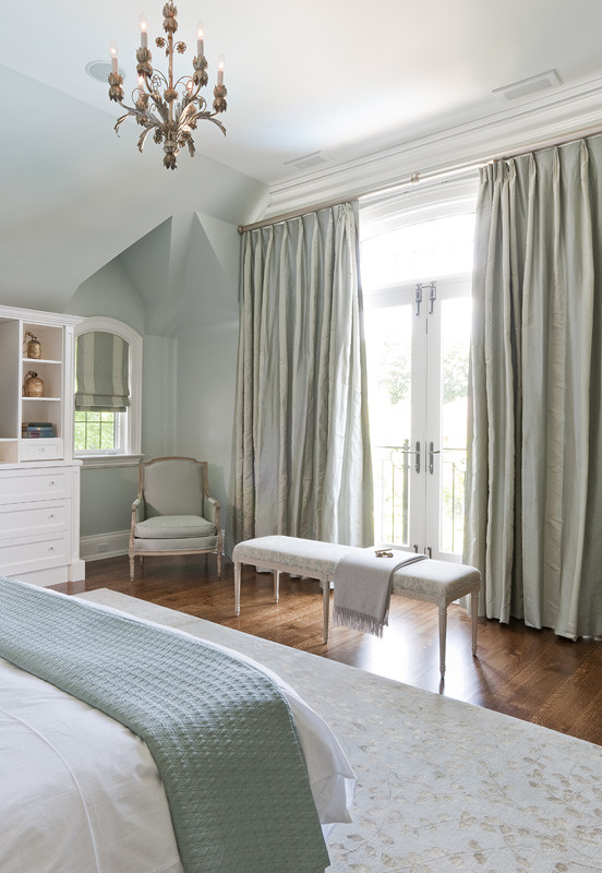 Imagen de dormitorio principal clásico grande sin chimenea con paredes verdes y suelo de madera oscura