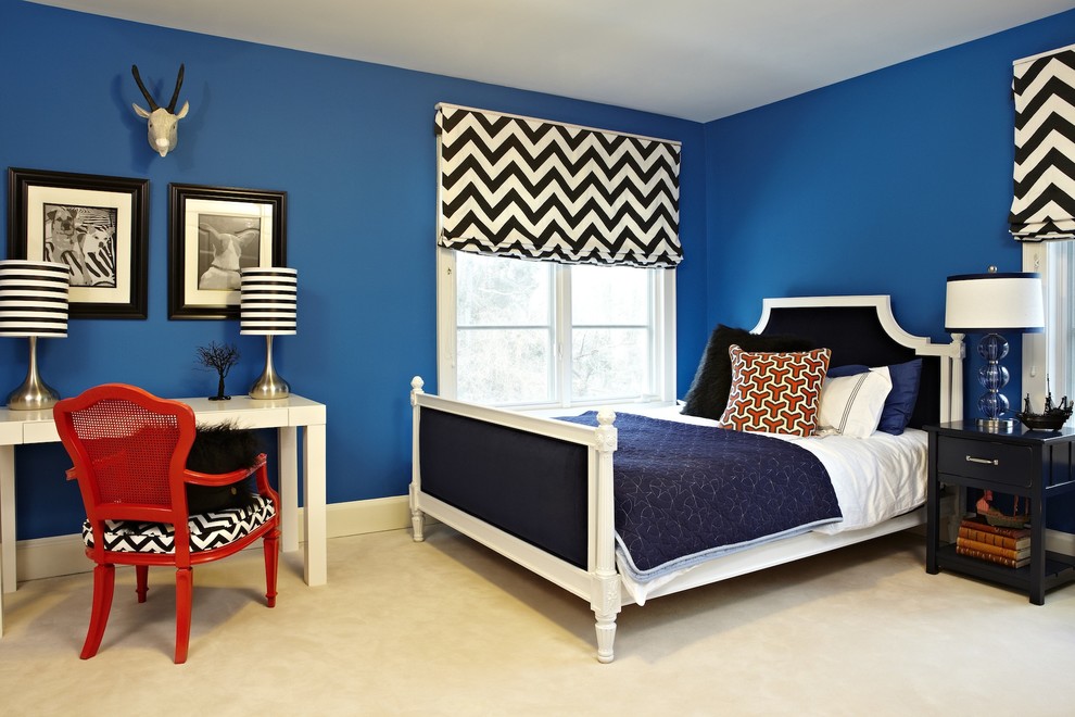Modernes Schlafzimmer mit blauer Wandfarbe und Teppichboden in Los Angeles