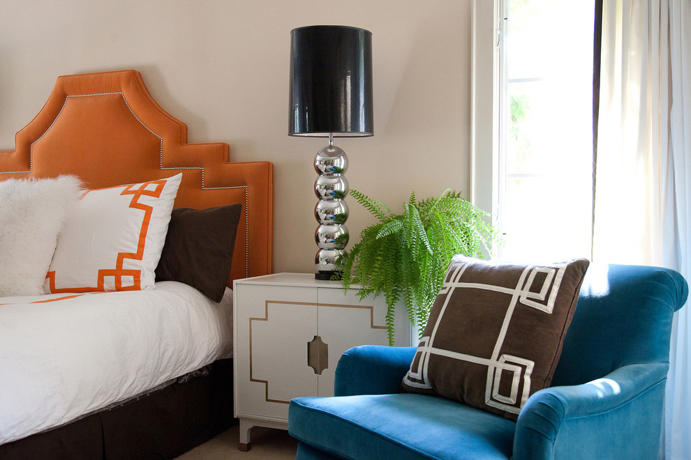 Diseño de dormitorio minimalista con paredes beige