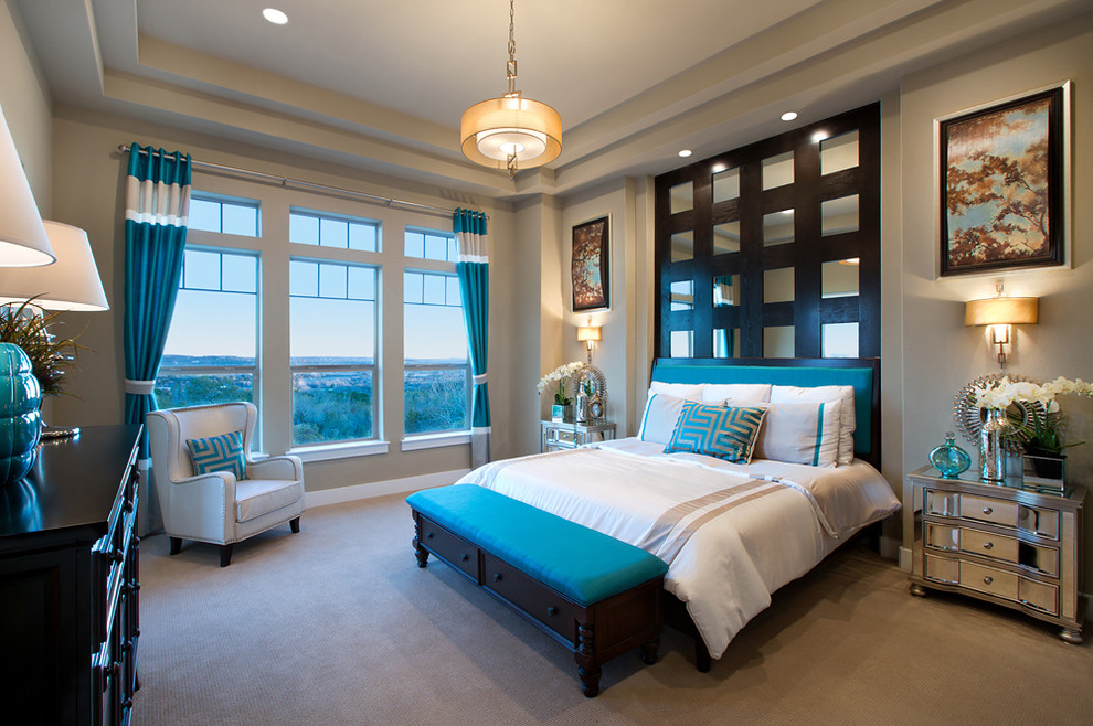オースティンにあるコンテンポラリースタイルのおしゃれな寝室 (グレーの壁、カーペット敷き、青いカーテン)