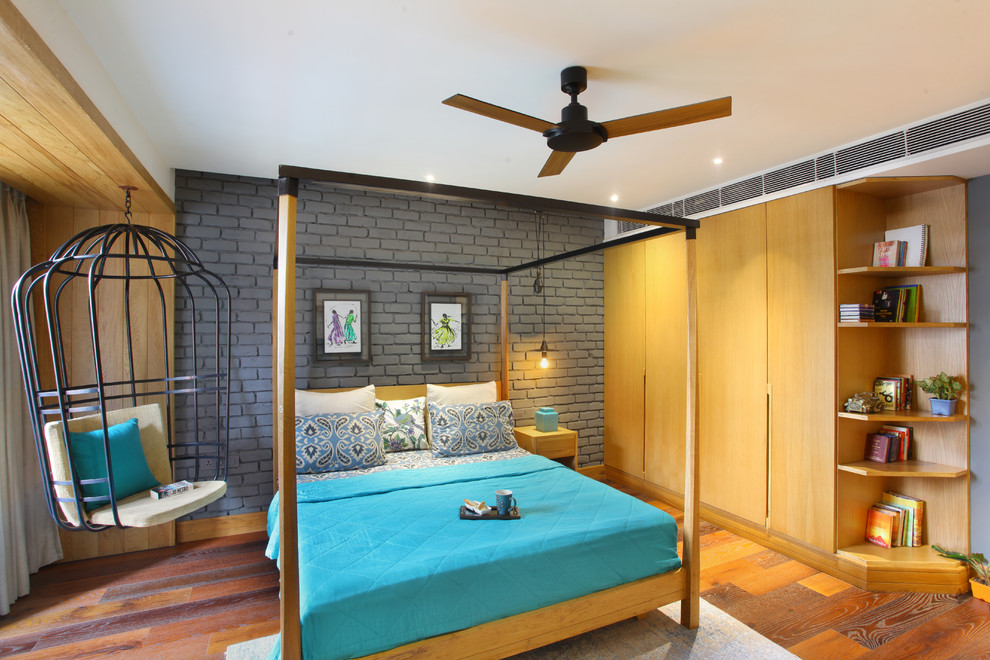 На фото: спальня в современном стиле с серыми стенами, паркетным полом среднего тона и коричневым полом с