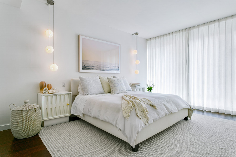 Idee per una camera da letto costiera di medie dimensioni con pareti bianche, parquet scuro e pavimento marrone