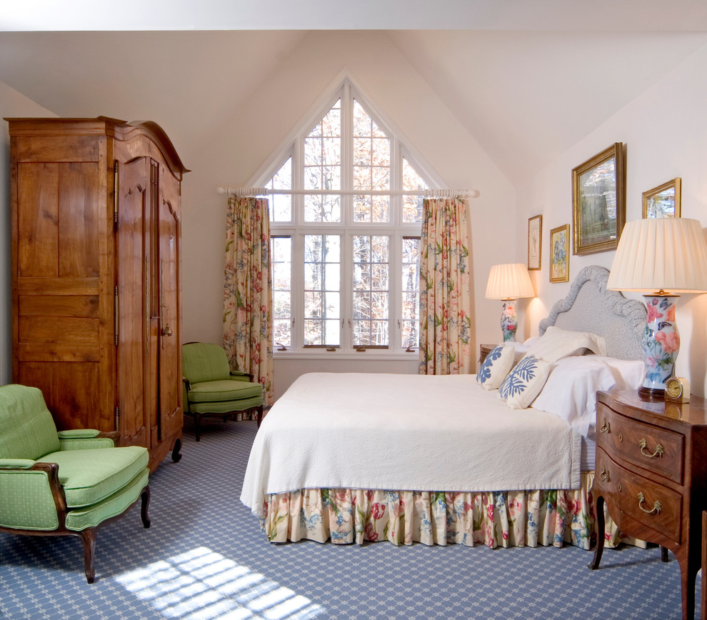 На фото: спальня в классическом стиле с бежевыми стенами, ковровым покрытием и синим полом