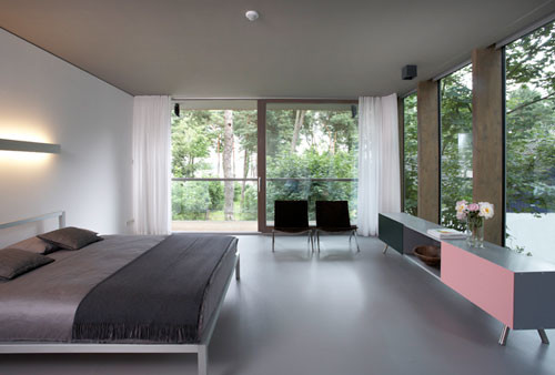 Cette photo montre une chambre parentale moderne de taille moyenne avec un mur blanc, un sol en linoléum et aucune cheminée.