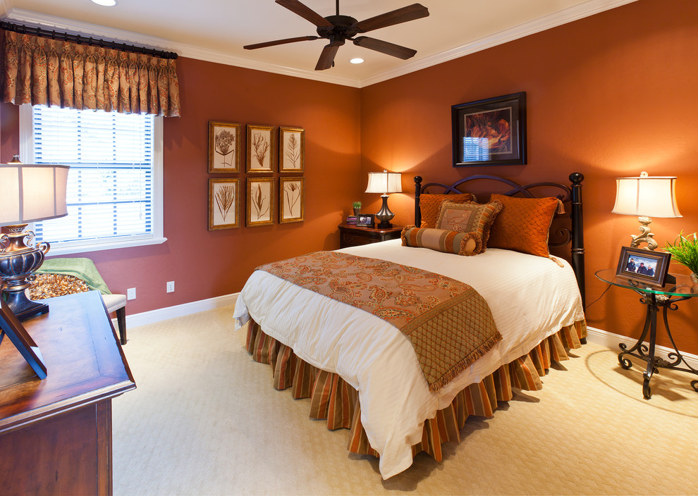 Источник вдохновения для домашнего уюта: большая гостевая спальня (комната для гостей) в средиземноморском стиле с оранжевыми стенами и ковровым покрытием