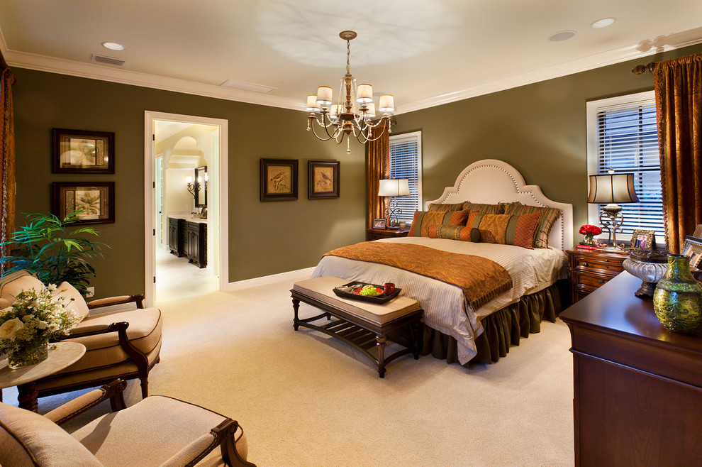 Großes Klassisches Hauptschlafzimmer mit grüner Wandfarbe und Teppichboden in Tampa