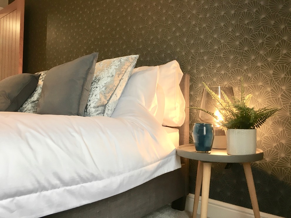 Свежая идея для дизайна: хозяйская спальня среднего размера в скандинавском стиле с серыми стенами, ковровым покрытием и серым полом без камина - отличное фото интерьера