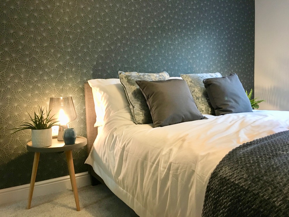 На фото: хозяйская спальня среднего размера в скандинавском стиле с серыми стенами, ковровым покрытием и серым полом без камина с