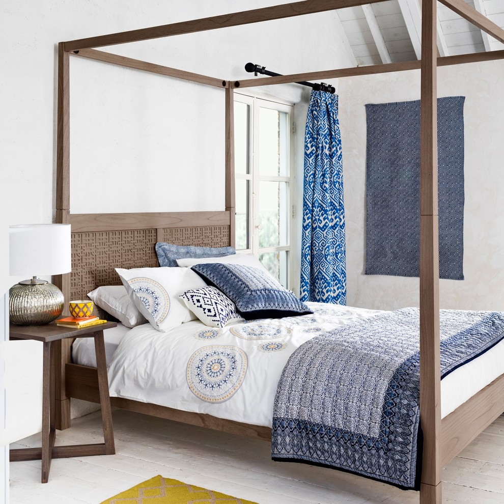 Идея дизайна: спальня в морском стиле с синими шторами