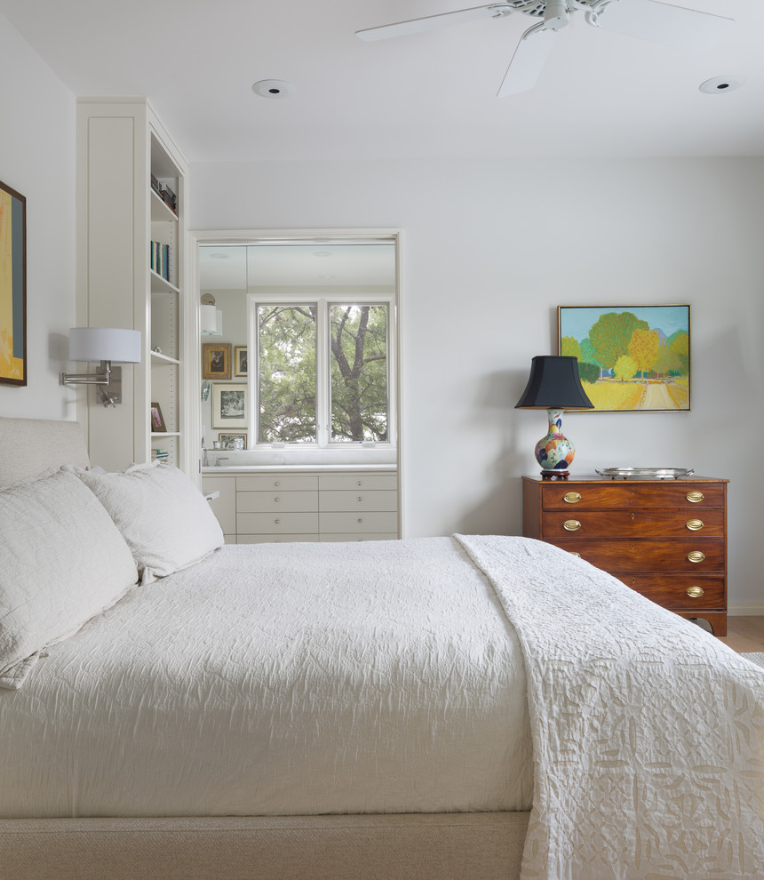 オースティンにあるトランジショナルスタイルのおしゃれな寝室 (白い壁、無垢フローリング、茶色い床)