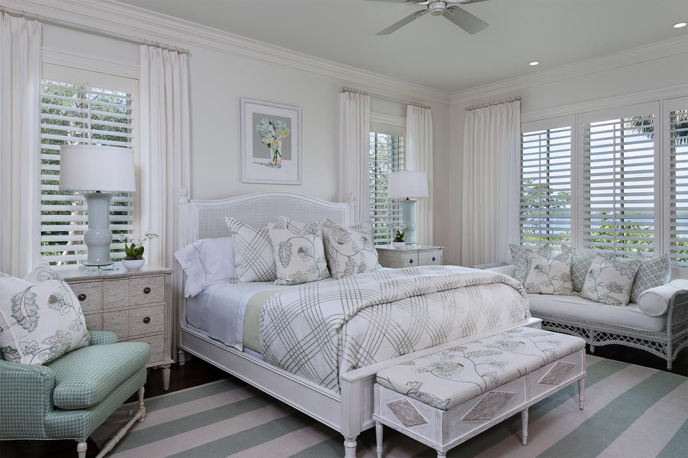 マイアミにあるビーチスタイルのおしゃれな客用寝室 (白い壁、濃色無垢フローリング、暖炉なし)