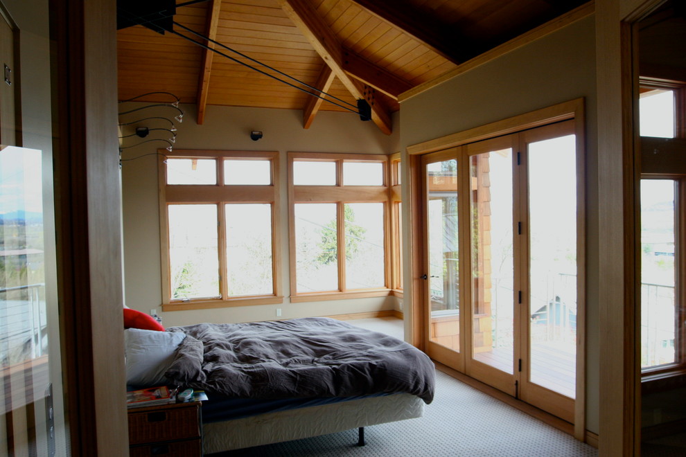 Modelo de dormitorio principal minimalista de tamaño medio con paredes beige y moqueta
