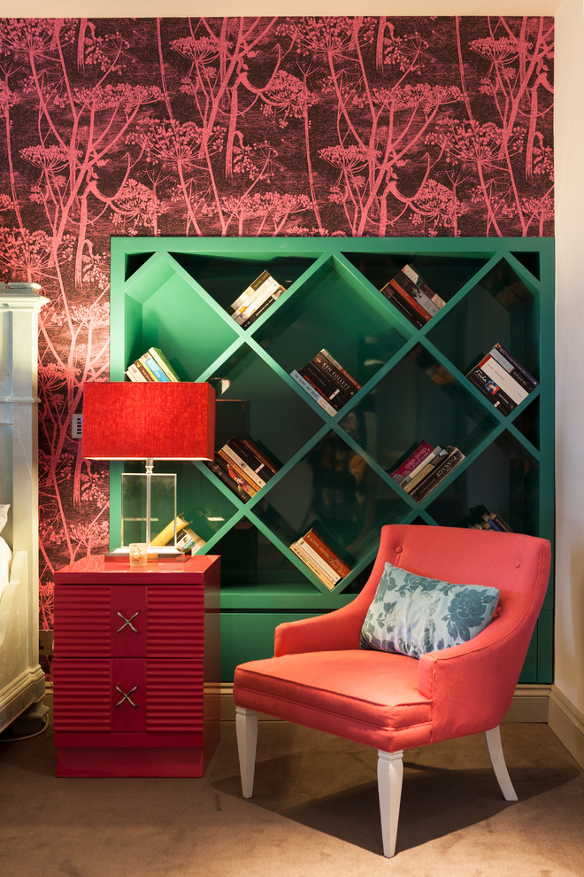 Diseño de habitación de invitados clásica renovada de tamaño medio con paredes rosas y moqueta