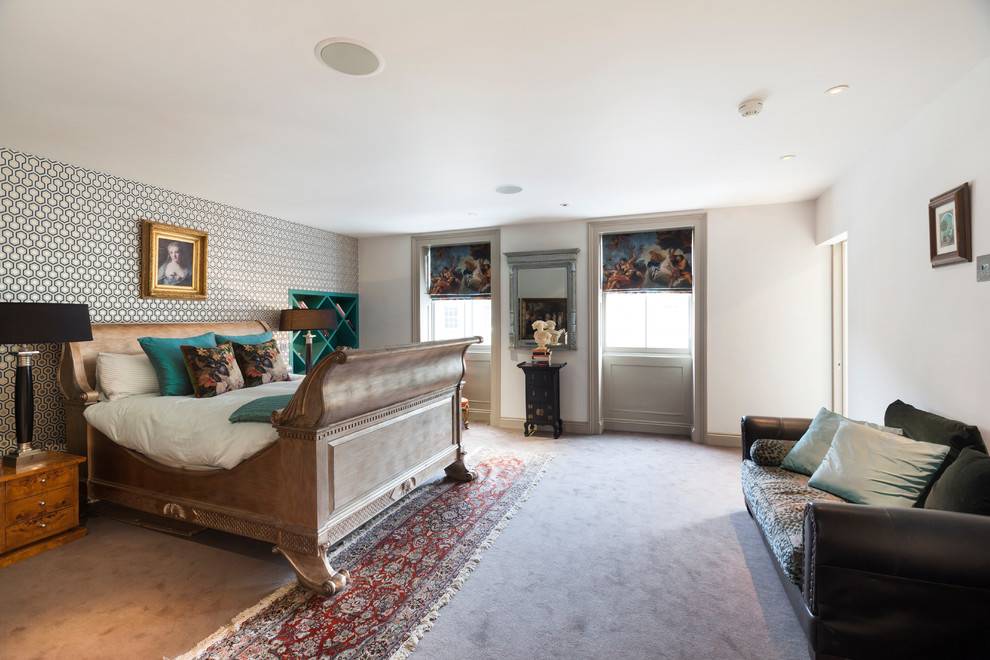 Modelo de habitación de invitados tradicional renovada de tamaño medio con paredes grises y moqueta