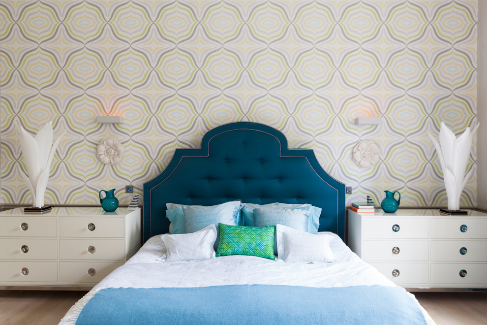 Пример оригинального дизайна: большая хозяйская спальня в стиле неоклассика (современная классика) с серыми стенами и светлым паркетным полом
