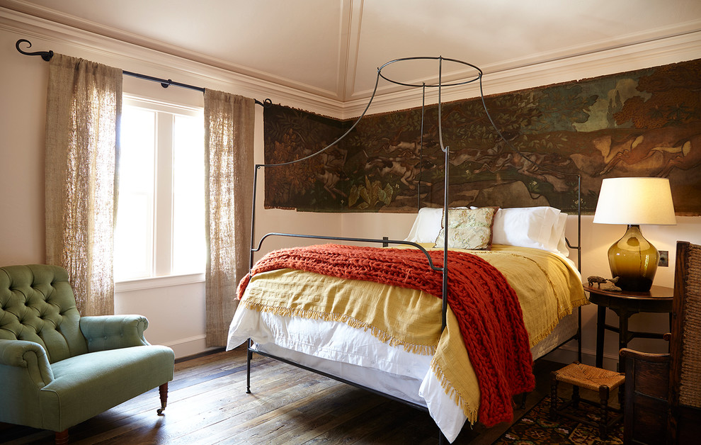 マイアミにある地中海スタイルのおしゃれな寝室 (ベージュの壁、無垢フローリング、茶色い床) のインテリア