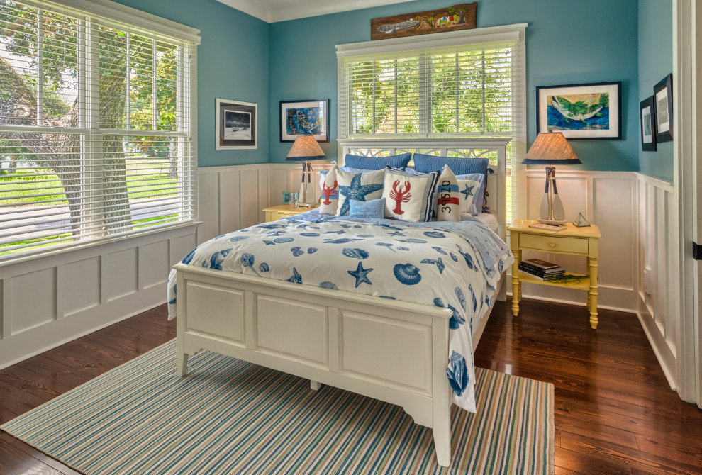 ニューオリンズにあるビーチスタイルのおしゃれな寝室 (青い壁、濃色無垢フローリング、茶色い床) のレイアウト