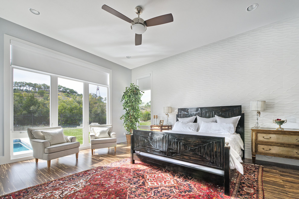 На фото: спальня в стиле неоклассика (современная классика) с белыми стенами и паркетным полом среднего тона