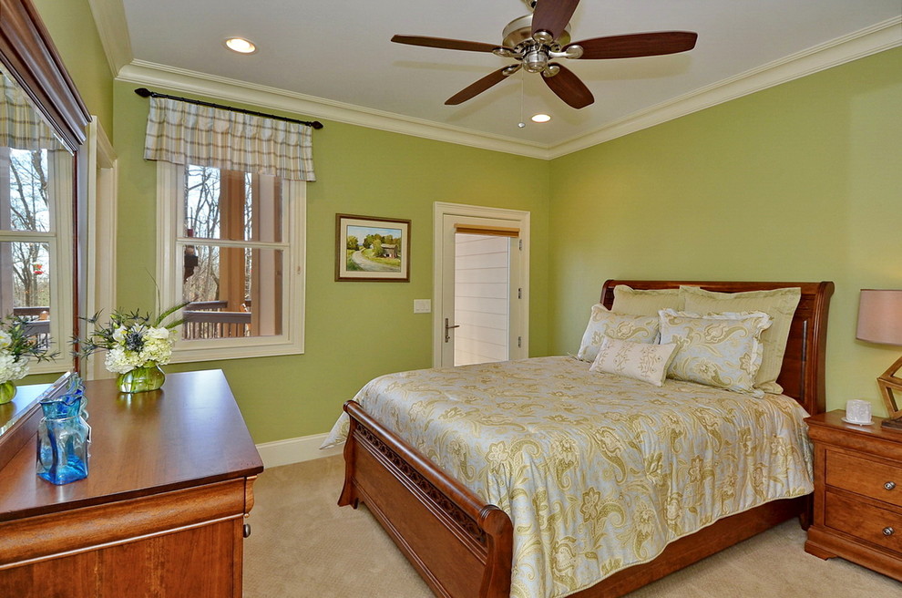 На фото: гостевая спальня среднего размера, (комната для гостей) в классическом стиле с зелеными стенами, ковровым покрытием и бежевым полом без камина с