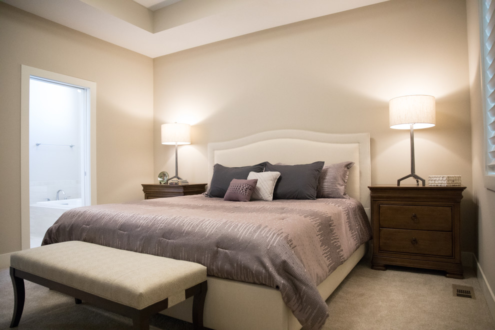他の地域にある中くらいなトランジショナルスタイルのおしゃれな主寝室 (ベージュの壁、カーペット敷き、ベージュの床) のレイアウト