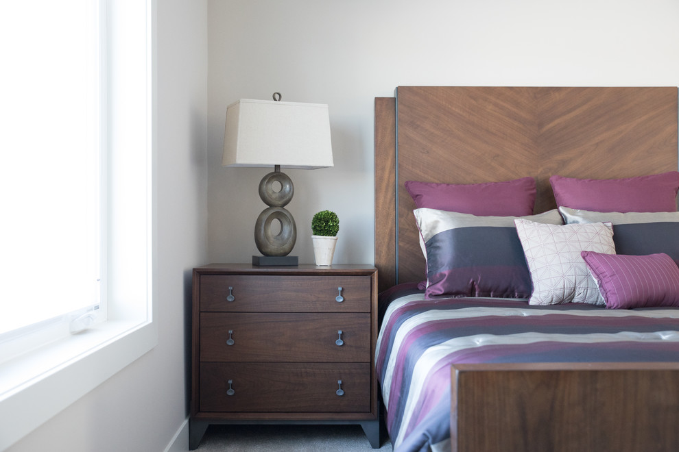 Стильный дизайн: гостевая спальня среднего размера, (комната для гостей) в стиле неоклассика (современная классика) с бежевыми стенами - последний тренд