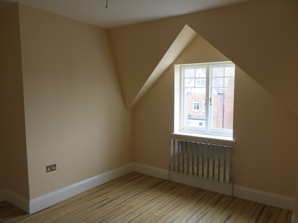 Foto de dormitorio tipo loft contemporáneo de tamaño medio sin chimenea con paredes beige, suelo marrón y suelo de bambú