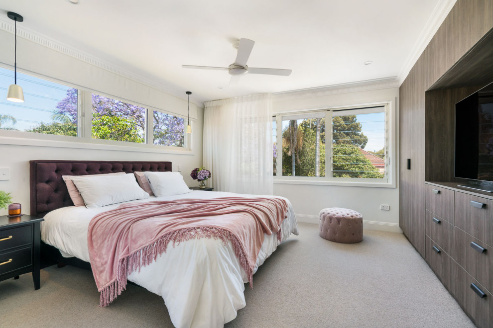 シドニーにあるコンテンポラリースタイルのおしゃれな寝室 (白い壁、カーペット敷き、グレーの床) のインテリア