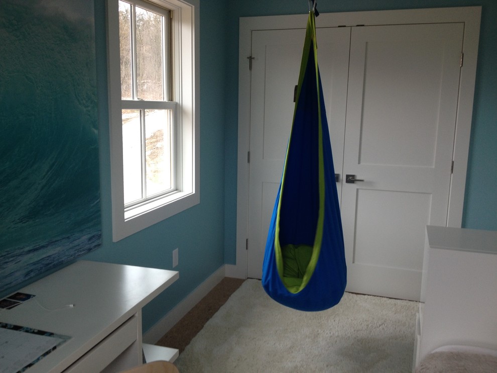 Immagine di una piccola camera degli ospiti chic con pareti blu, moquette e nessun camino