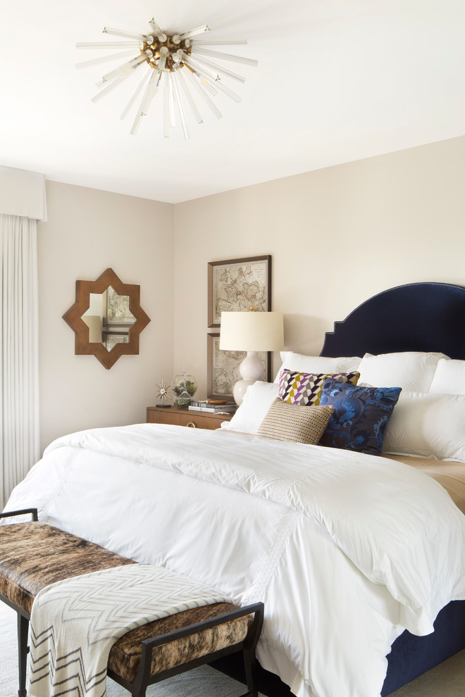 Imagen de dormitorio principal contemporáneo con paredes beige, moqueta y suelo beige