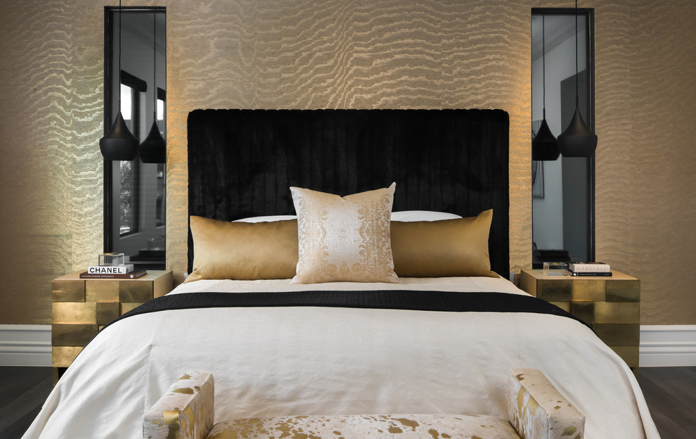 Свежая идея для дизайна: хозяйская спальня в современном стиле с бежевыми стенами без камина - отличное фото интерьера